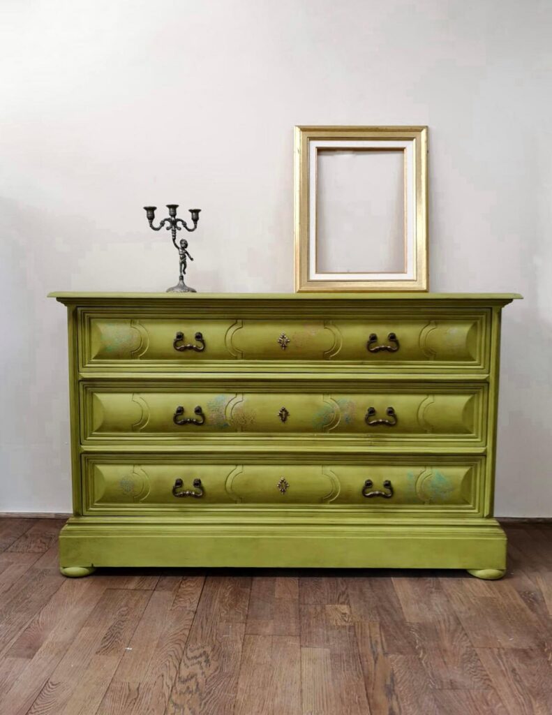 Commode repeinte avec le vert Firle de chez Annie Sloan, application d’un pochoir multicolore, à Molsheim en Alsace