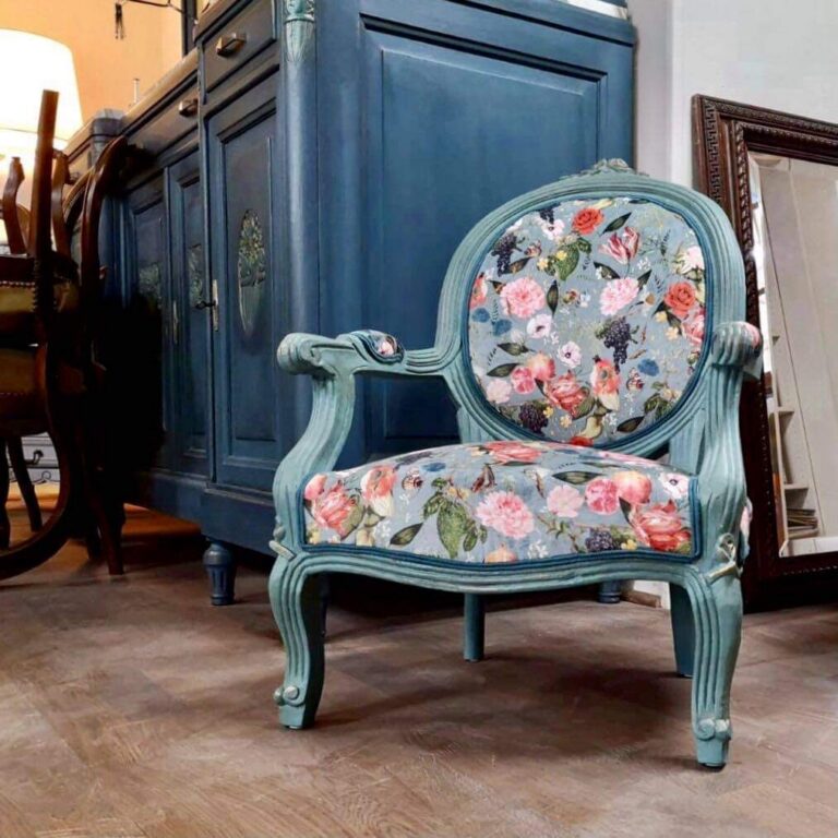 Fauteuil de style Louis XV repeint bois et tissus avec la couleur Scandinavian Pink
