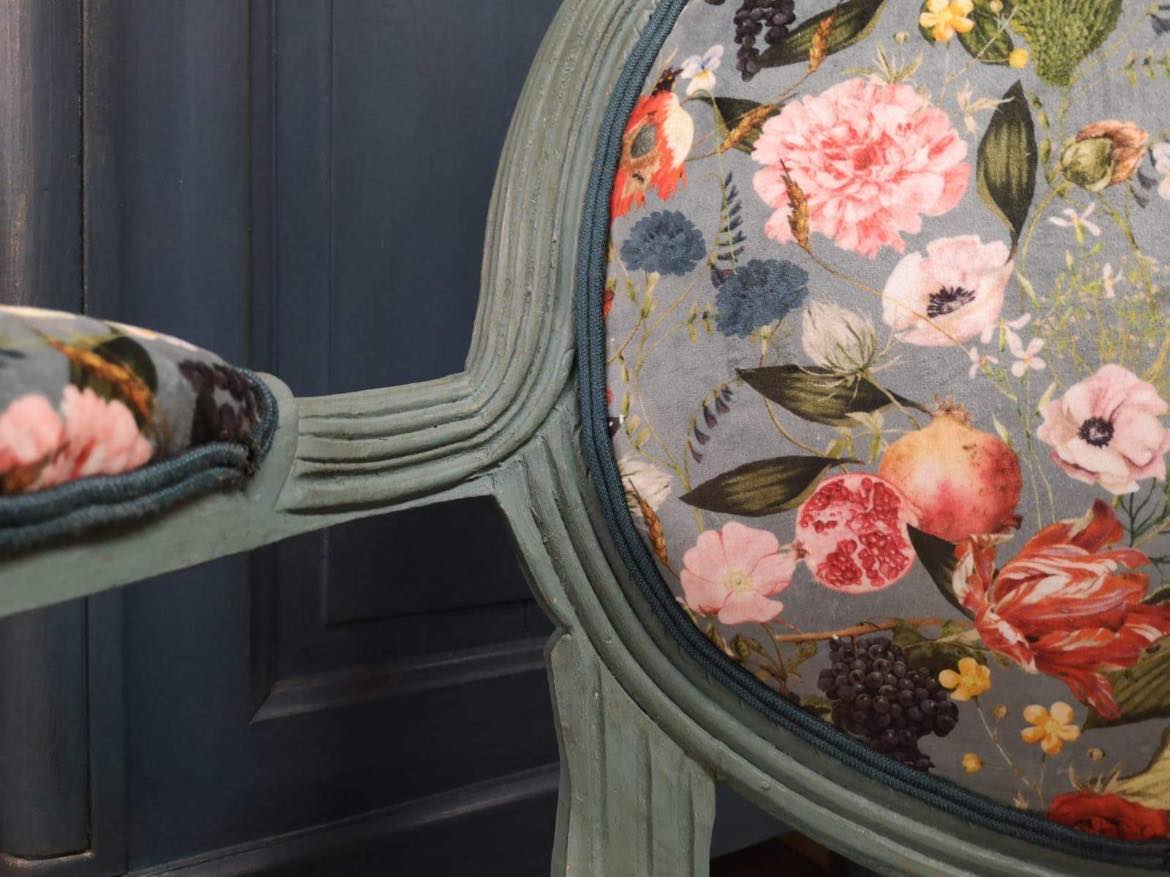 Fauteuil au tissu fleuri