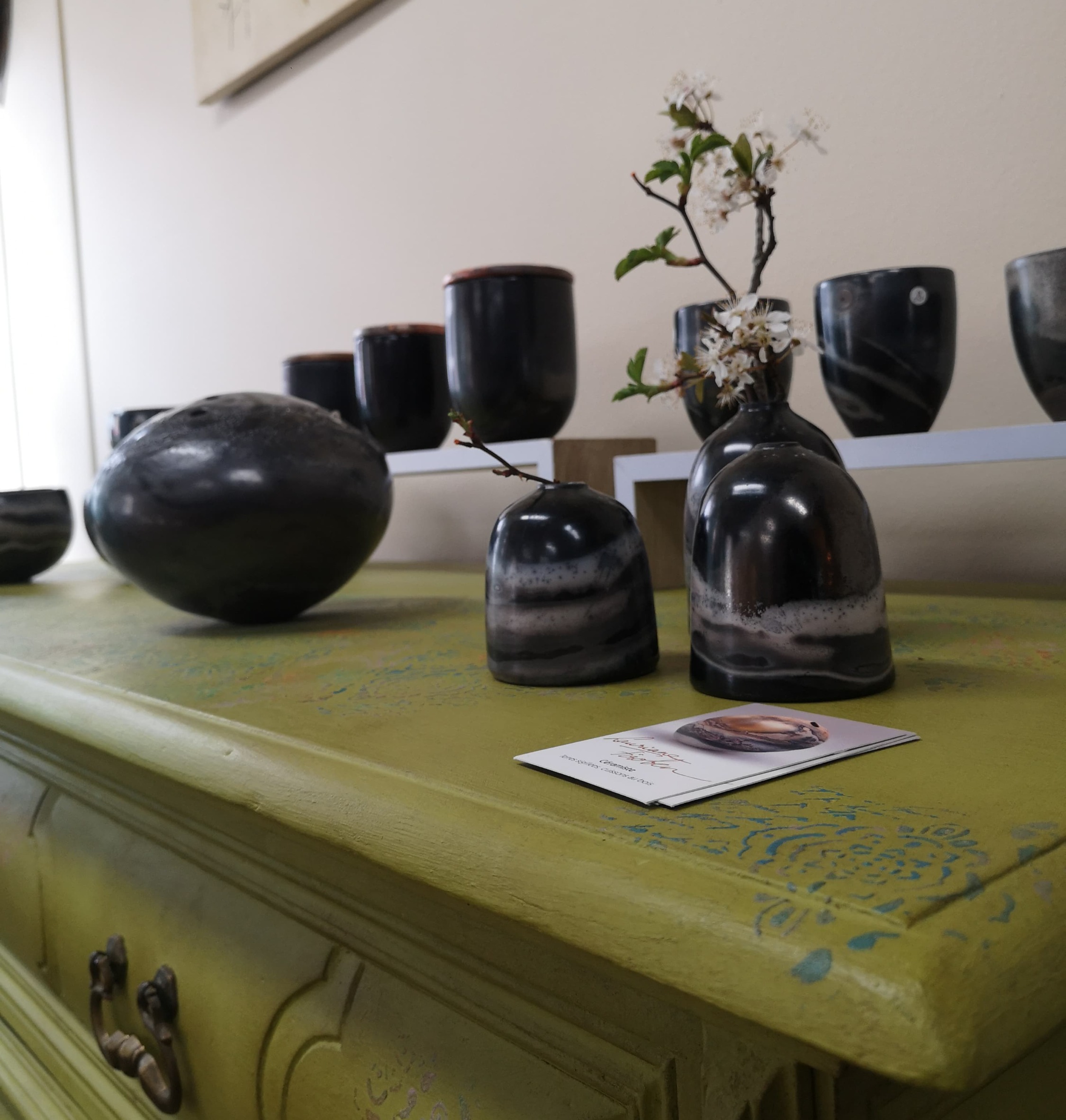 Vases en céramique sur un meuble repeint