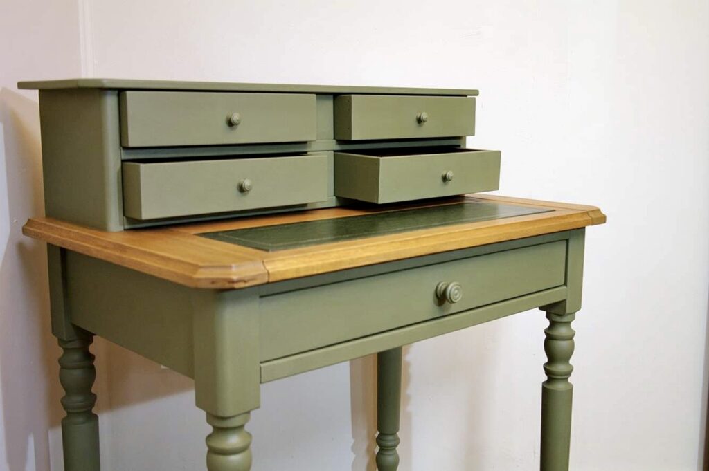 Bureau à gradins restauré : ponçage et finition vernie pour le plateau, repeinture du corps avec la couleur Olive de chez Annie Sloan, nettoyage du cuir, à Strasbourg en Alsace