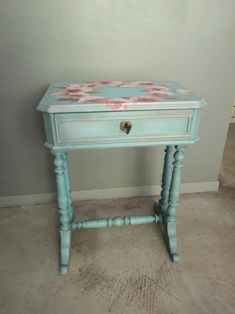 Table travailleuse revisitée avec les couleurs Provence et Scandinavian Pink de chez Annie Sloan, transfert de roses de chez Iron Orchid Design, finition cirée, à Saverne en Alsace