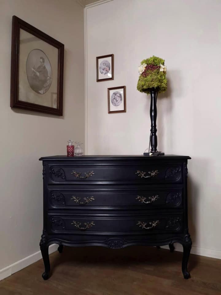 Commode de style Louis XV repeinte entièrement avec la couleur Athenian Black de chez Annie Sloan, finition avec une cire noire, à Vendenheim en Alsace