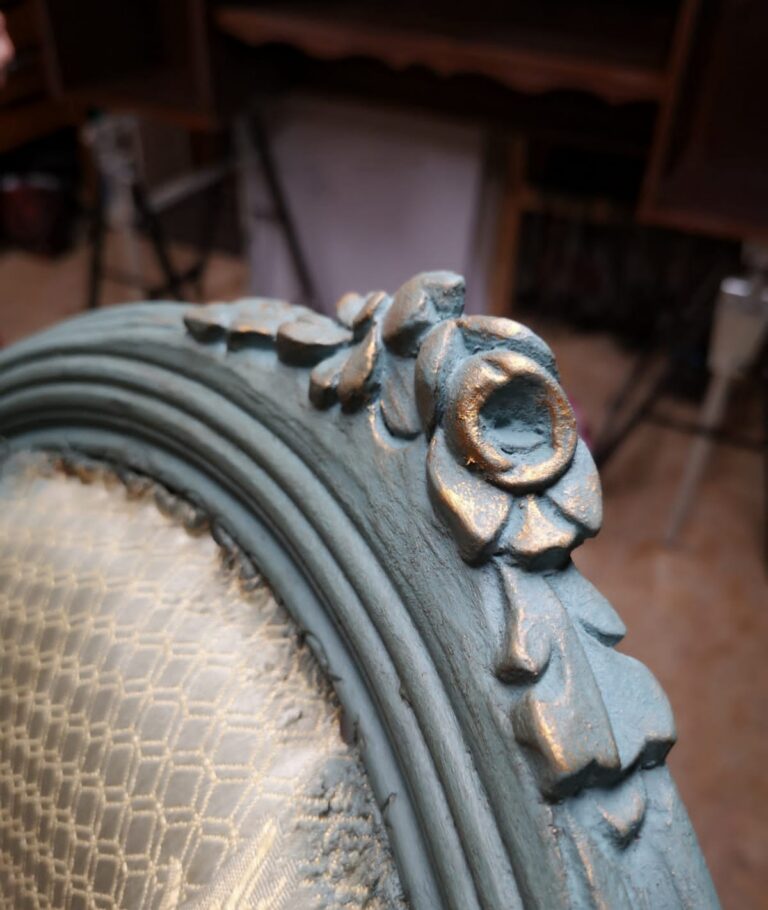 Détail d’un meuble repeint