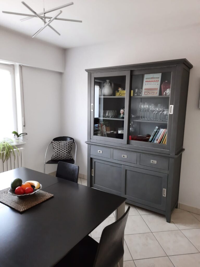 Buffet de cuisine moderne réparé et repeint avec la couleur Graphite de chez Annie Sloan, finition vernis avec le Suprême de chez Mauler aspect cire, à Dangolsheim en Alsace