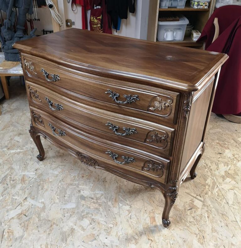 Commode en bois restaurée