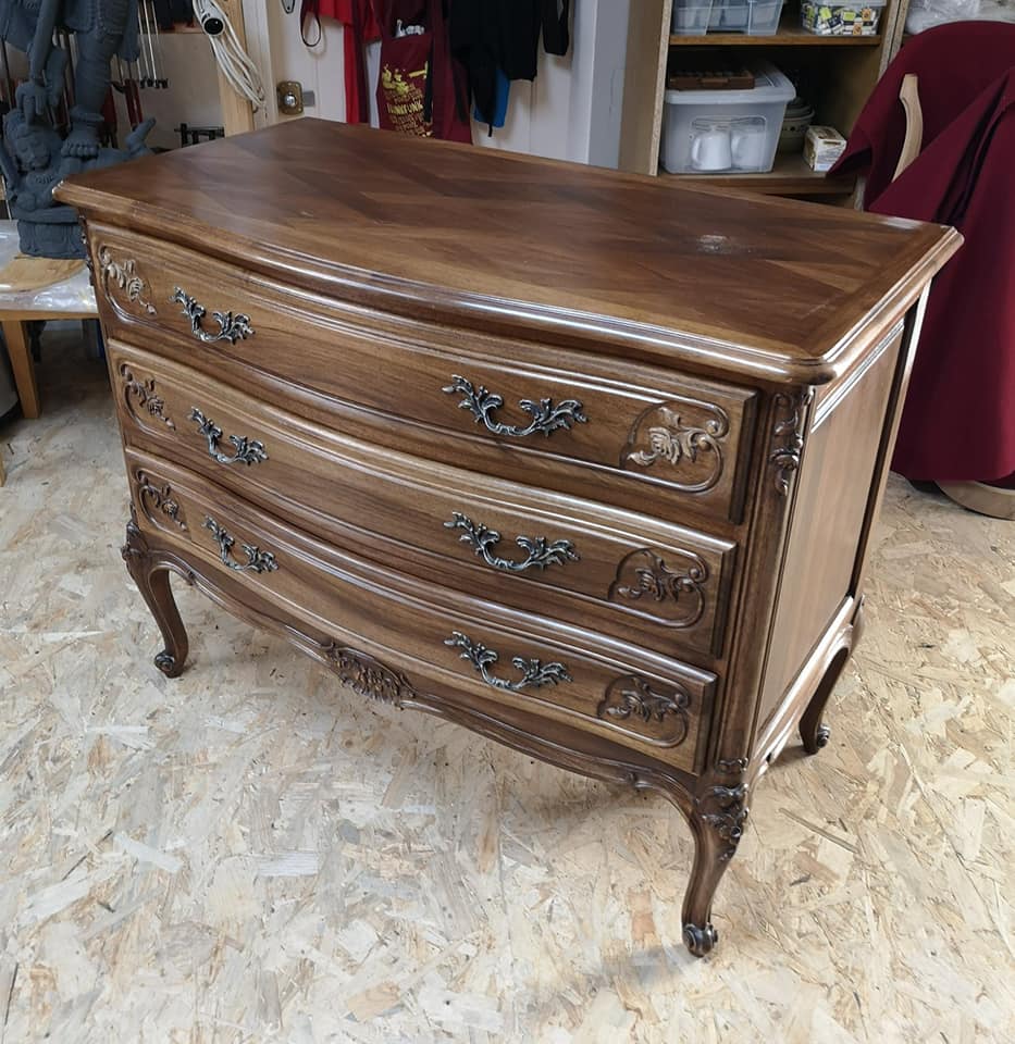 Commode en bois restaurée
