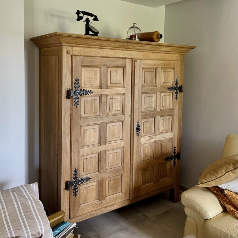 Armoire en chêne restaurée, ponçage intégral et finition vernie avec le Nude de chez Mauler