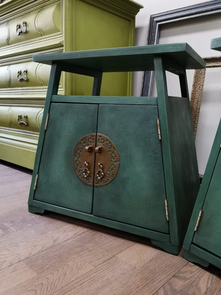 Chevet moderne d’inspiration chinoise repeint en vert jade avec les peintures Annie Sloan Amsterdam Green et Antibes Green