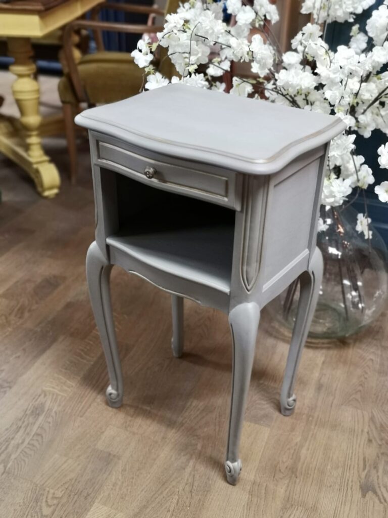 Chevet style Louis XV repeint avec la couleur French Linen de chez Annie Sloan