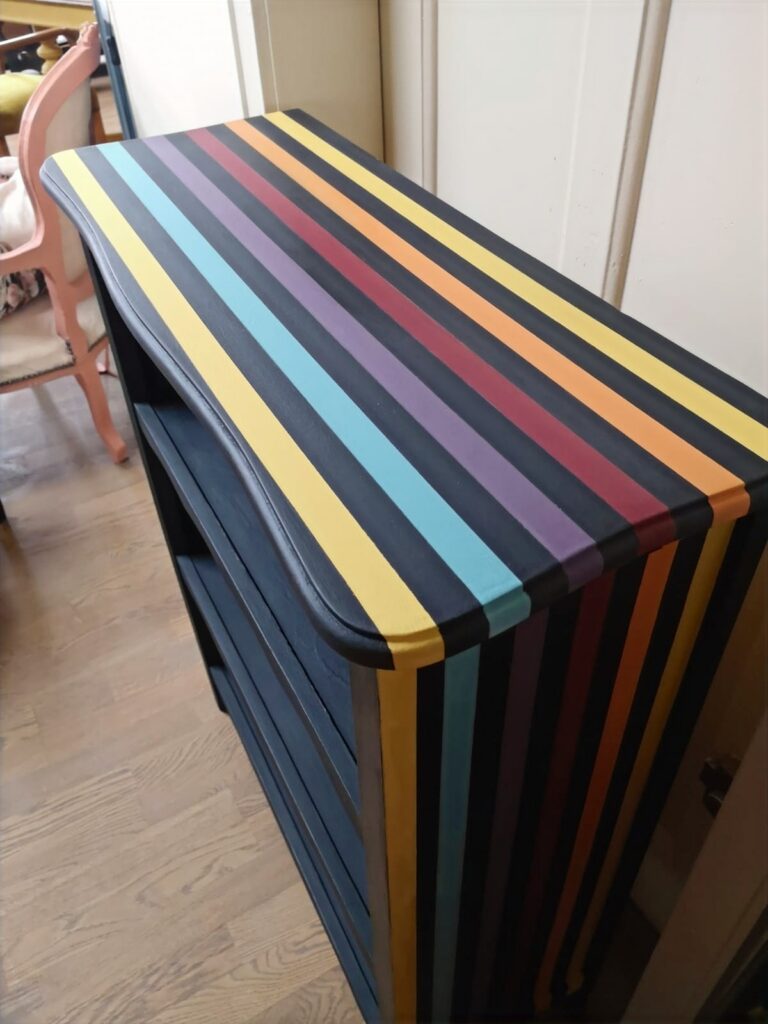 Étagère relookée dans l’esprit Little Marcel, à rayures multicolores sur fond noir, avec les couleurs Annie Sloan, à Rosheim