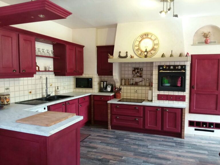 Relooking cuisine : entièrement repeinte avec la couleur Burgundy de chez Annie Sloan à Dangolsheim