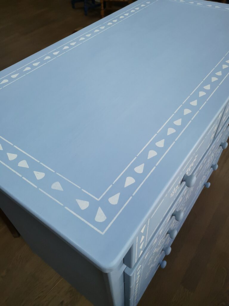Commode en pin repeinte avec la couleur Louis Blue de chez Annie Sloan, finition cirée puis application du pochoir Faux Bone Inlays de chez Annie Sloan, couleur Original