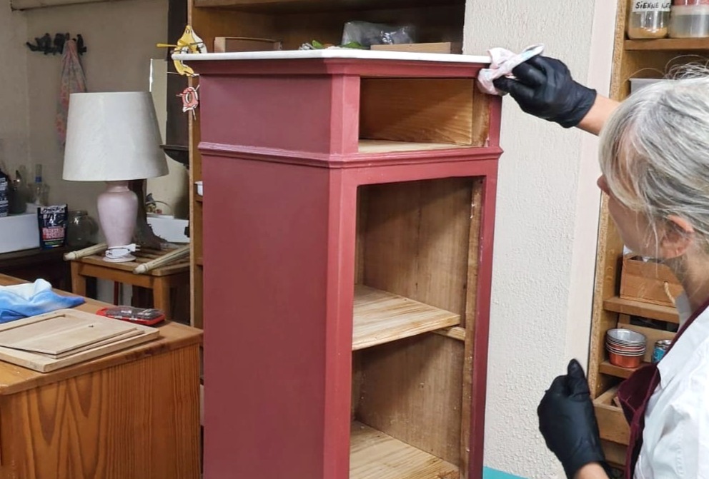 Meuble repeint en rouge