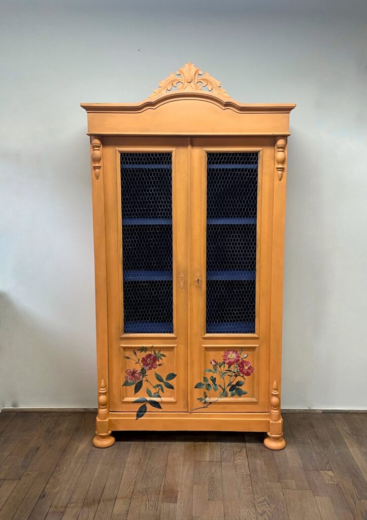 Petite armoire du XIXe siècle, repeinte avec la couleur Barcelona pour l’extérieur et un mélange d’Oxford Navy et de Napoleonic Blue de chez Annie Sloan, finition cirée, transferts de la gamme Iron Orchid Design, en Alsace