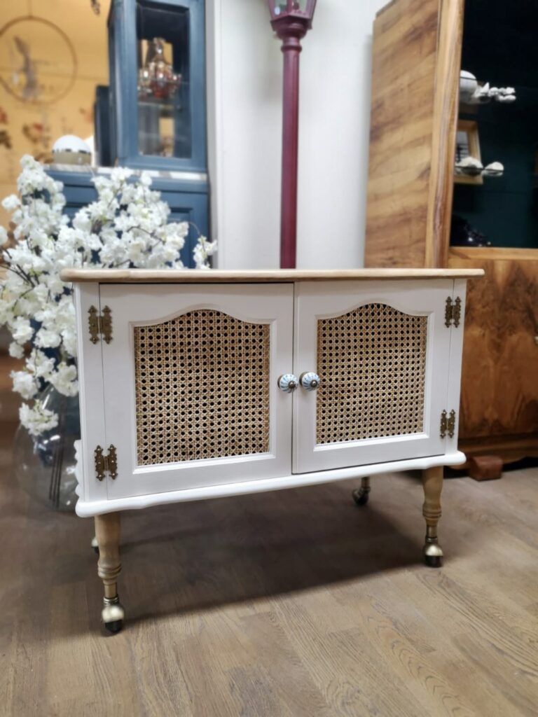 Ancien meuble bar relooké : plateau bois couleur chêne, corps repeint avec la couleur Old Ochre de chez Annie Sloan, ajout de cannage sur les portes pour plus de modernité