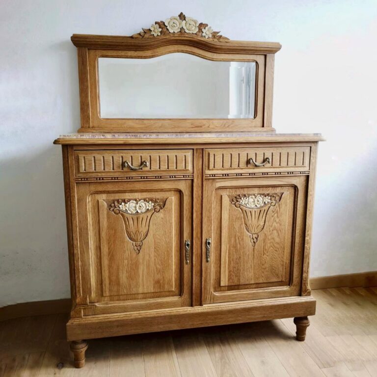 Restauration d'un buffet desserte, décapage par aérogommage, mise en teinte chêne doré et finition vernie avec le Total Resist de Mauler aspect cire, mise en peinture des fleurs sculptées, à Heiligenberg