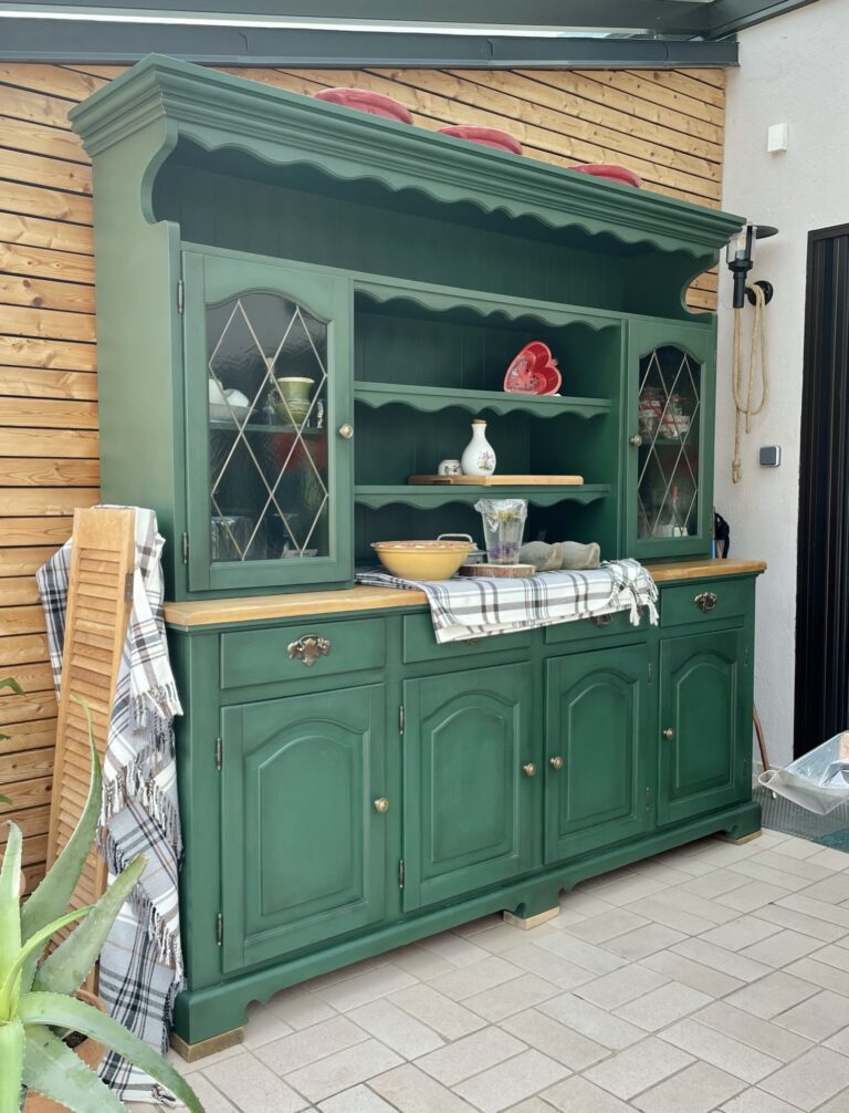 Ancien vaisselier repeint en Amsterdam Green de chez Annie Sloan, finition vernis avec le Suprême de chez Mauler, plateau mis à nu par ponçage et verni, à Sélestat en Alsace